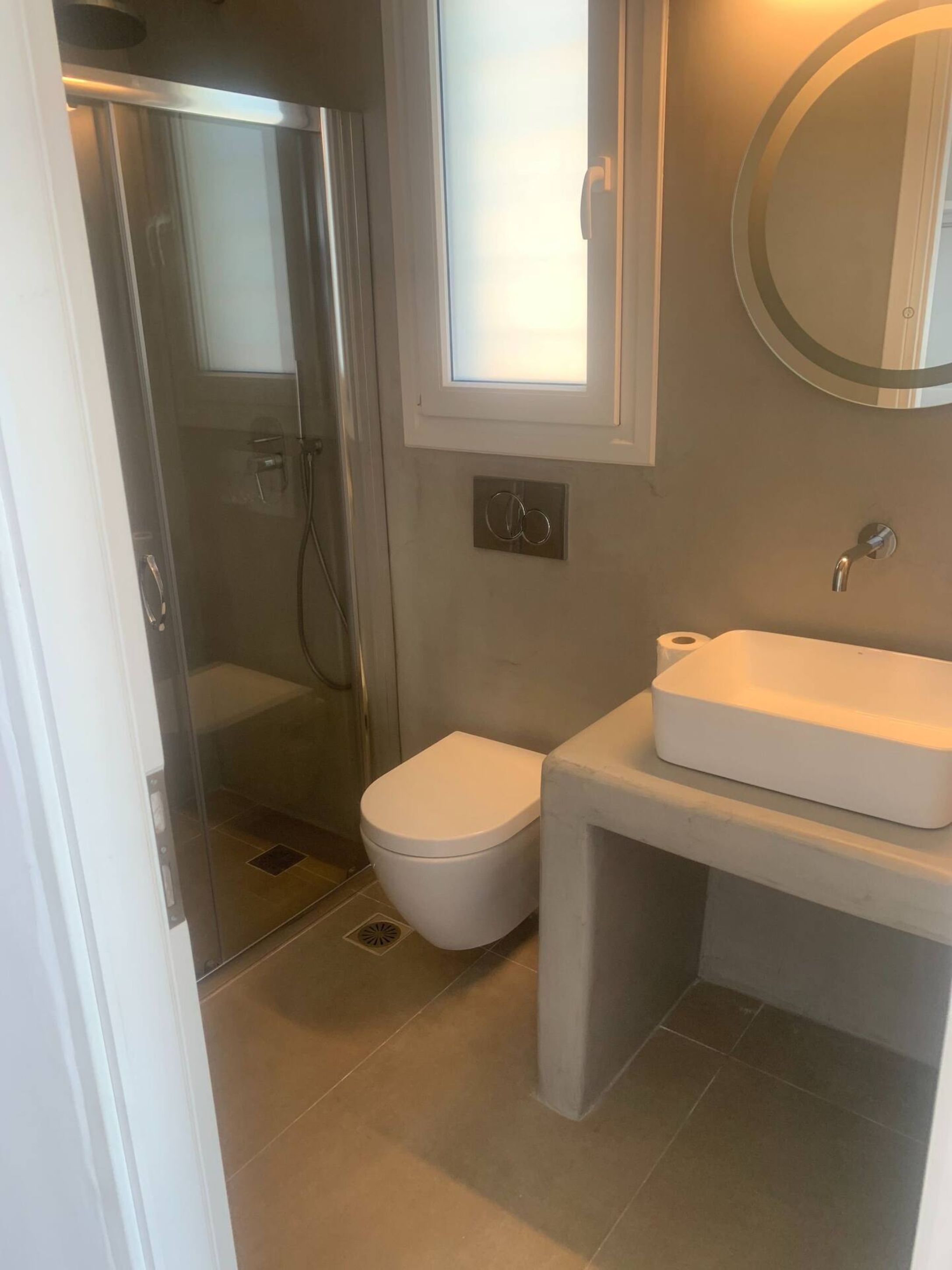 Deluxe Studio | Bathroom | Shower, free toiletries, soap, shampoo