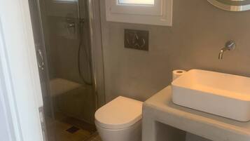 Deluxe Studio | Bathroom | Shower, free toiletries, soap, shampoo