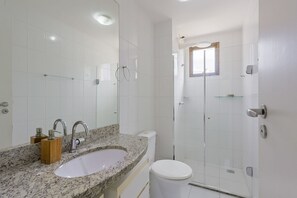 Chuveiro, toalhas de banho, papel higiênico 