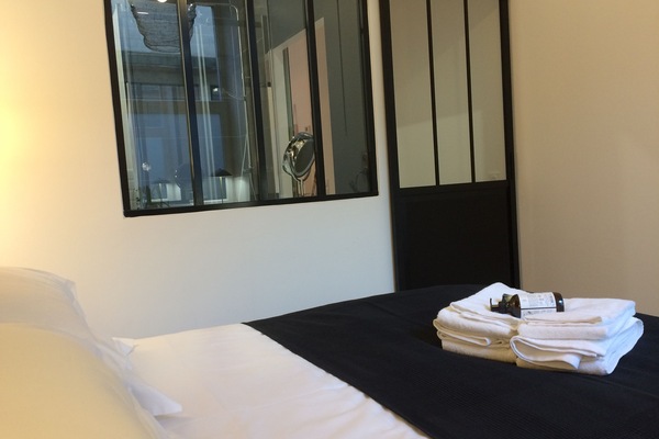 1 quarto, ferros/tábuas de passar roupa, berço de viagem