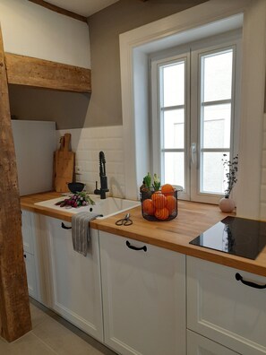 Fridge, oven, stovetop, dishwasher