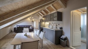 Un espacio habitable estilo loft con comedor, cocina y una zona de estar acogedora.