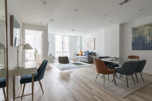 Stylish 3BR Retreat w Private Deck Near NYC