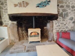 Fernseher, Kamin, DVD-Player, Bücher