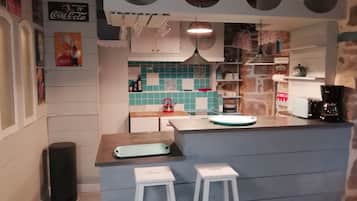Frigorífico, microondas, horno y placa de cocina