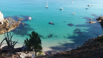 Perto da praia, espreguiçadeiras, toalhas de praia