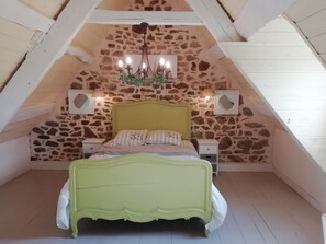 2 bedrooms, desk, iron/ironing board, travel crib