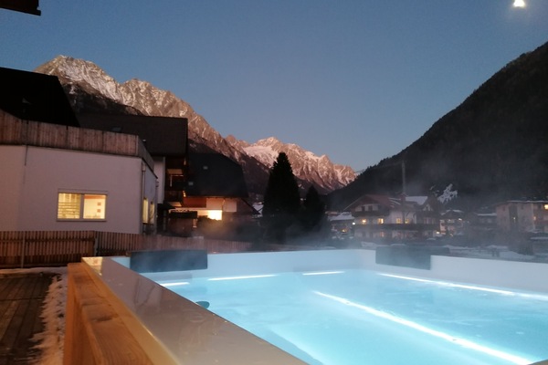 Whirlpool mit Blick auf die Berge