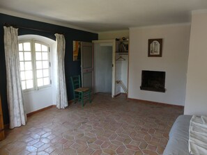 1 bedroom, WiFi, bed sheets - The charm of a Provencal country house (SOLLIES PONT)