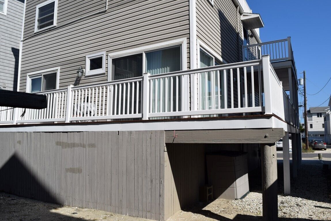 SUNDAY TO SUNDAY RENTAL FIRST FLOOR DUPLEX ONE HOUSE OFF THE BEACH.