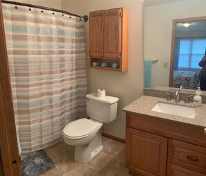 Bañera con ducha, secador de pelo