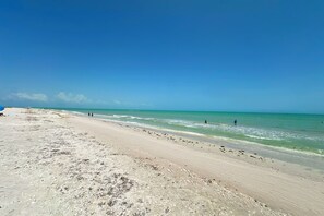 On the beach - Luxury Penthouse Pointe Santo Condo with Private Roof Deck (Sanibel)