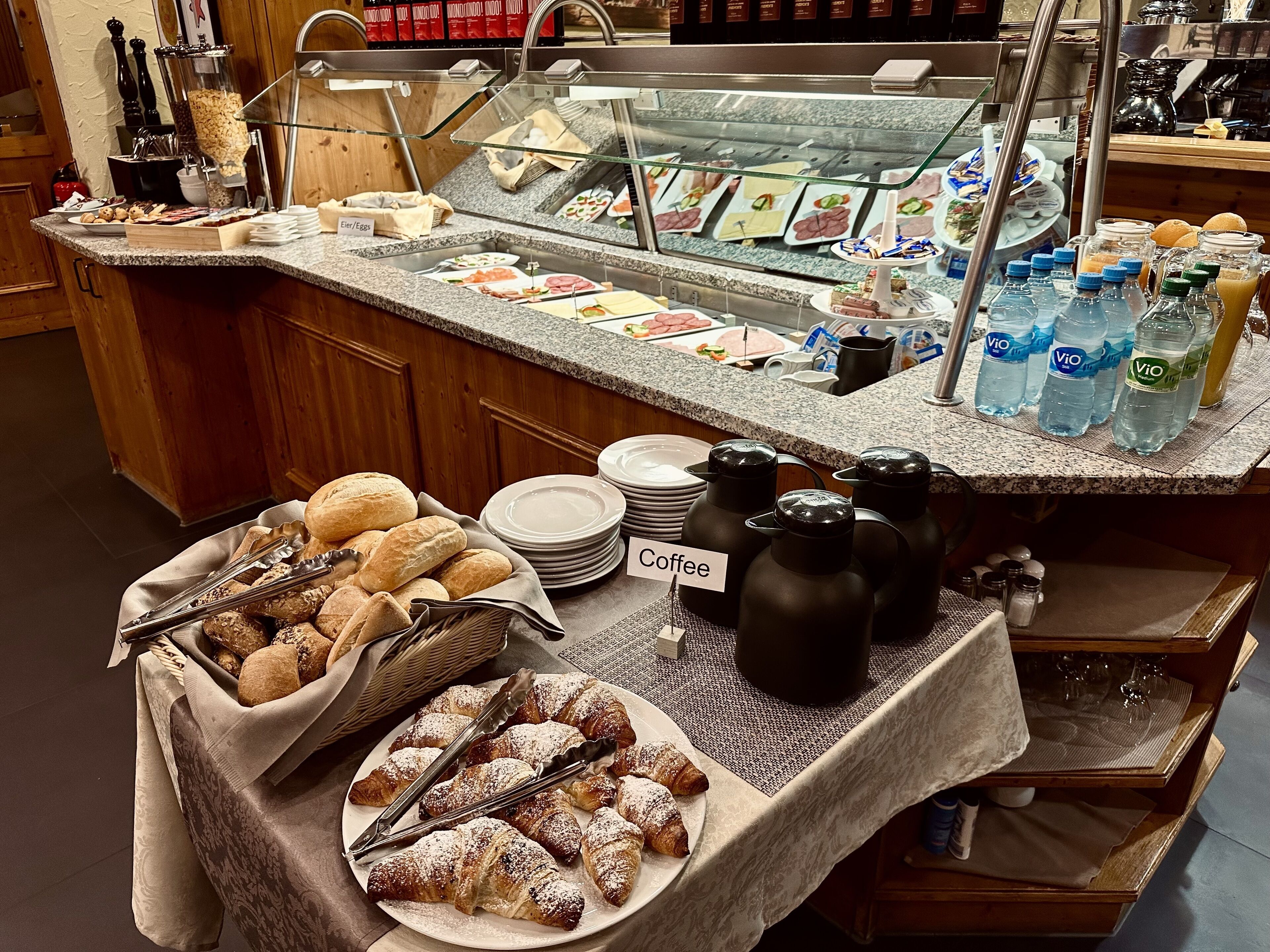 Petit déjeuner buffet (12 EUR par personne)