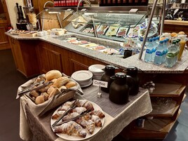 Café da manhã com buffet todos os dias (EUR 12 por pessoa) 