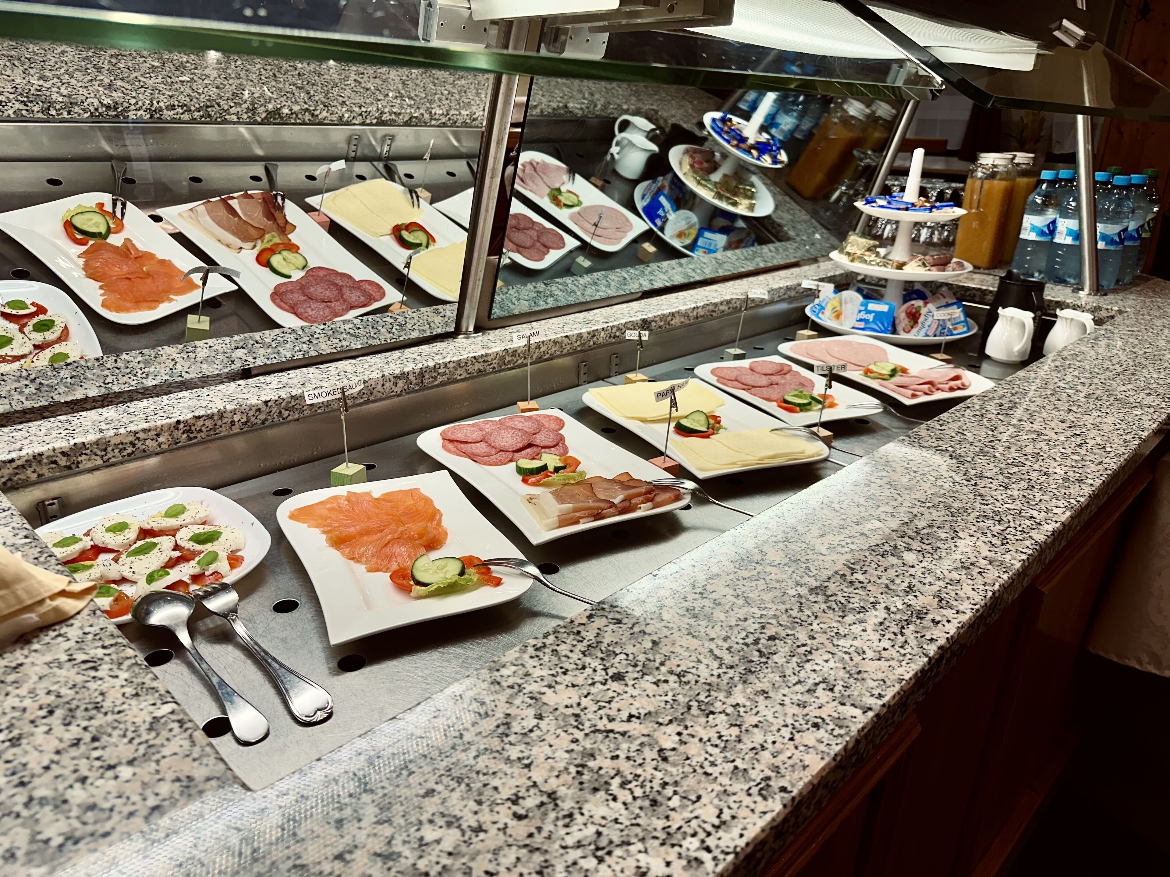 อาหารเช้าแบบบุฟเฟ่ต์ทุกวัน (EUR 12 ต่อคน)