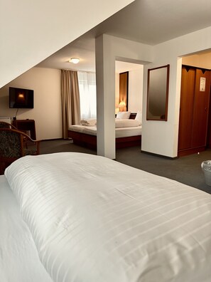Desk, laptop workspace, blackout drapes, soundproofing - E&D Hotel (Rodgau)