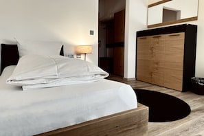 Basic Single Room | Desk, laptop workspace, blackout drapes, soundproofing