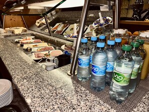 Tägliches Frühstücksbuffet (12 EUR pro Person)