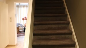 Una escalera con peldaños alfombrados que conduce a una plataforma.