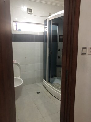 Douche, séchoir à cheveux, serviettes fournies, savon