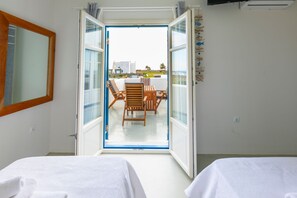 2 habitaciones, escritorio y tabla de planchar con plancha 