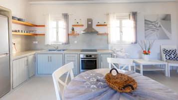 Køleskab, ovn, kaffe-/temaskine, elkedel