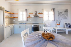 Refrigerador, horno, cafetera/tetera, tetera/pava eléctrica