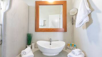 Bruser, hårtørrer, håndklæder, Sæbe