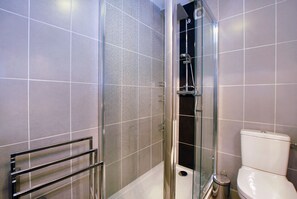 Séchoir à cheveux, serviettes fournies, savon, papier de toilette