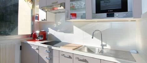 Refrigerador, microondas, horno y parrilla de estufa