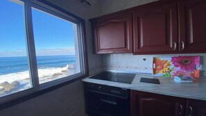 Fridge, oven, coffee/tea maker, electric kettle