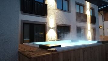 Tina de hidromasaje al aire libre