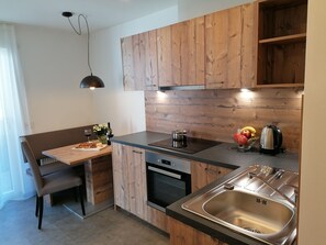 Fridge, dishwasher, coffee/tea maker, electric kettle - Deluxe Apartment With Large Balcony, Woodn Interior (Antholz Mittertal)