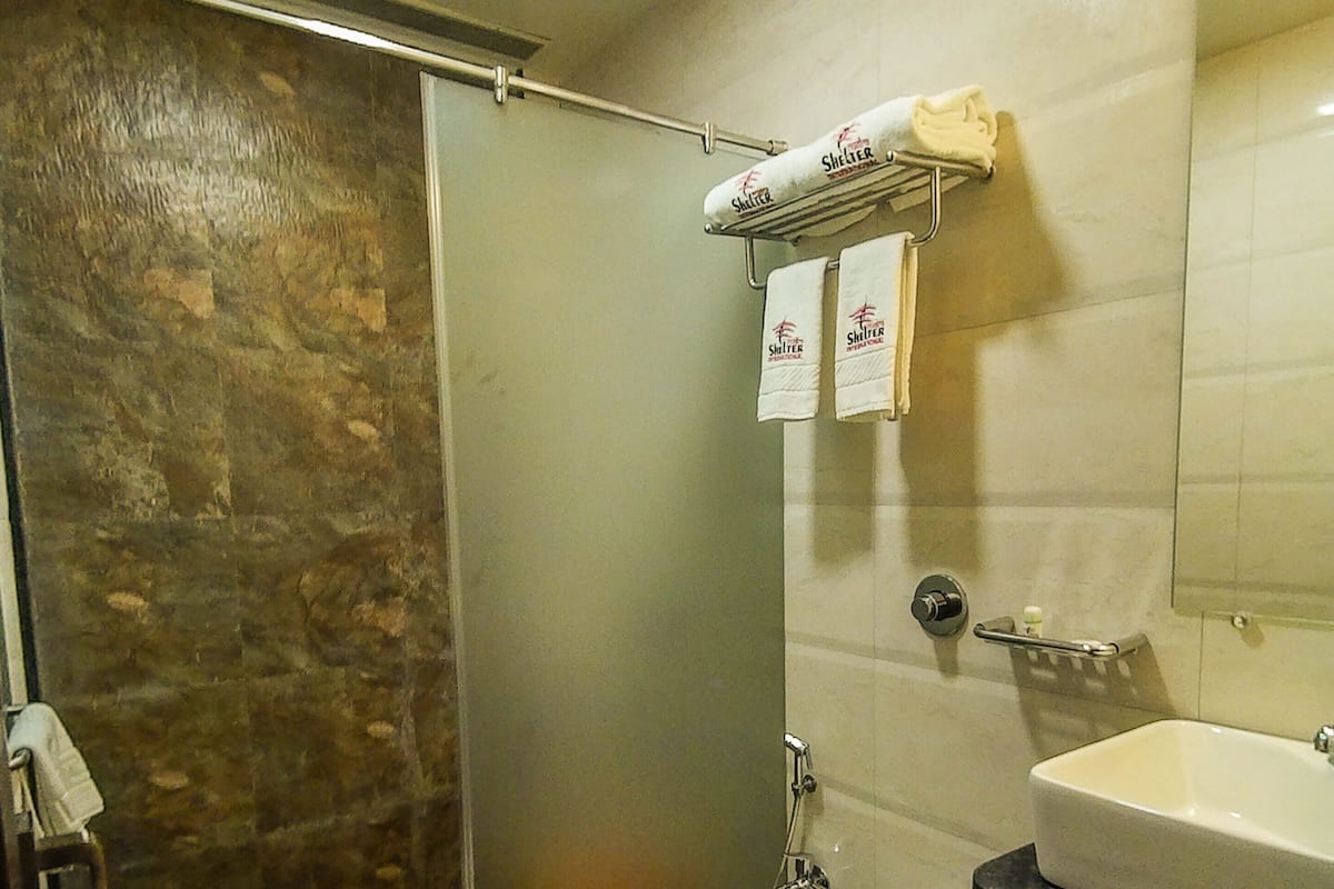 Regadera, regadera tipo lluvia, amenidades de baño gratuitas, pantuflas