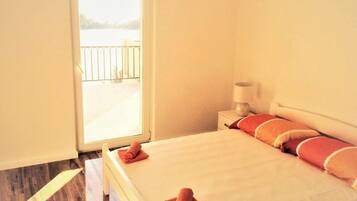 2 makuuhuonetta, silitysrauta/-lauta, ilmainen Wi-Fi, vuodevaatteet