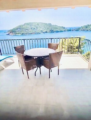 Outdoor dining - Spacious apartment in peaceful bay on Korcula island (Korcula)