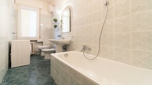 Tina, secadora de cabello, bidet, toallas 