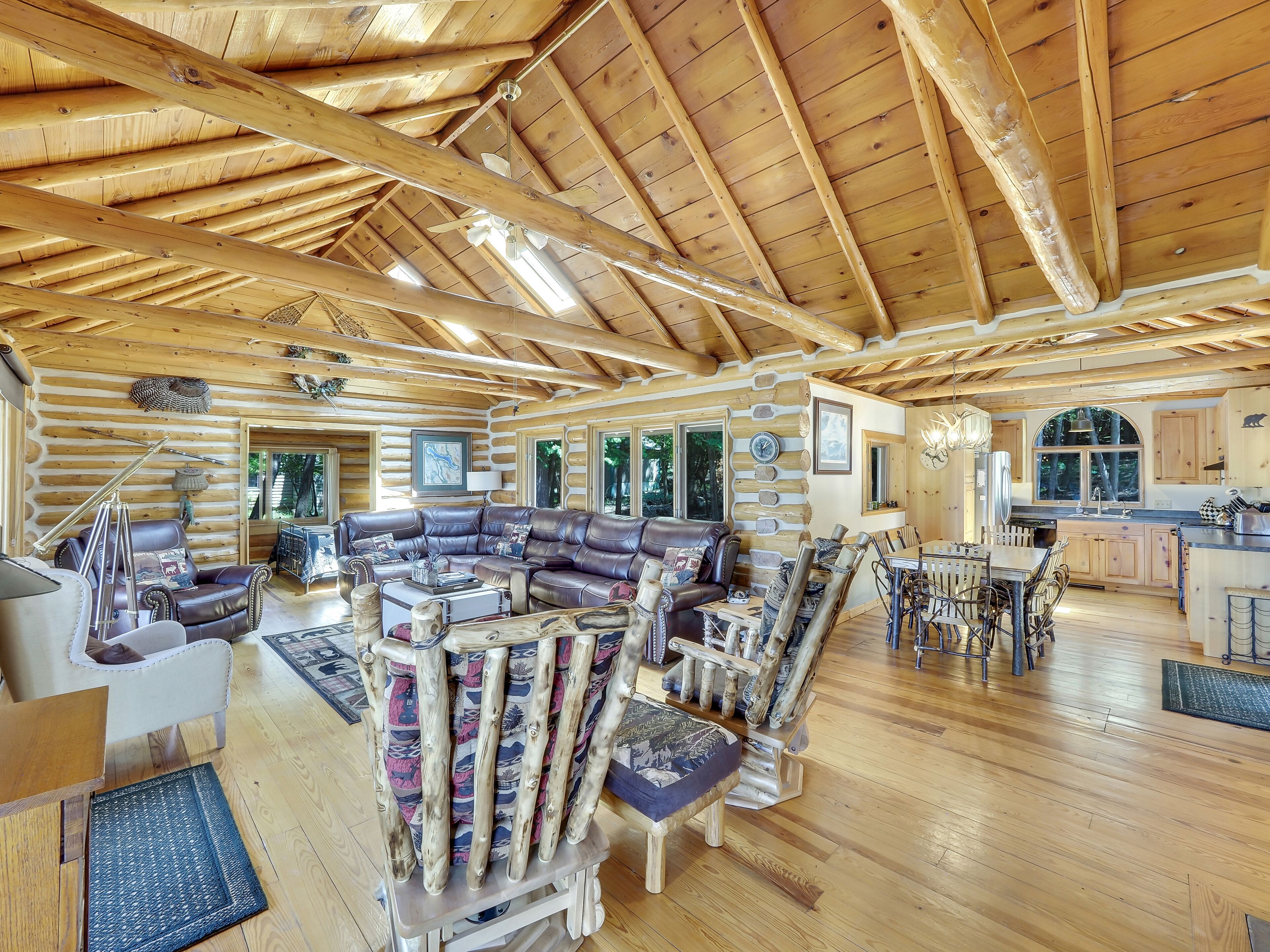 Beautiful  Log Home With All The Comforts And Amenities Anyone Would Ever Need ! - Charlevoix, MI