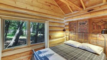 5 bedrooms, iron/ironing board, WiFi, bed sheets