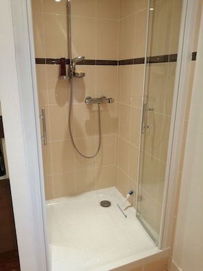 Baignoire, sĂšche-cheveux, bidet, serviettes fournies