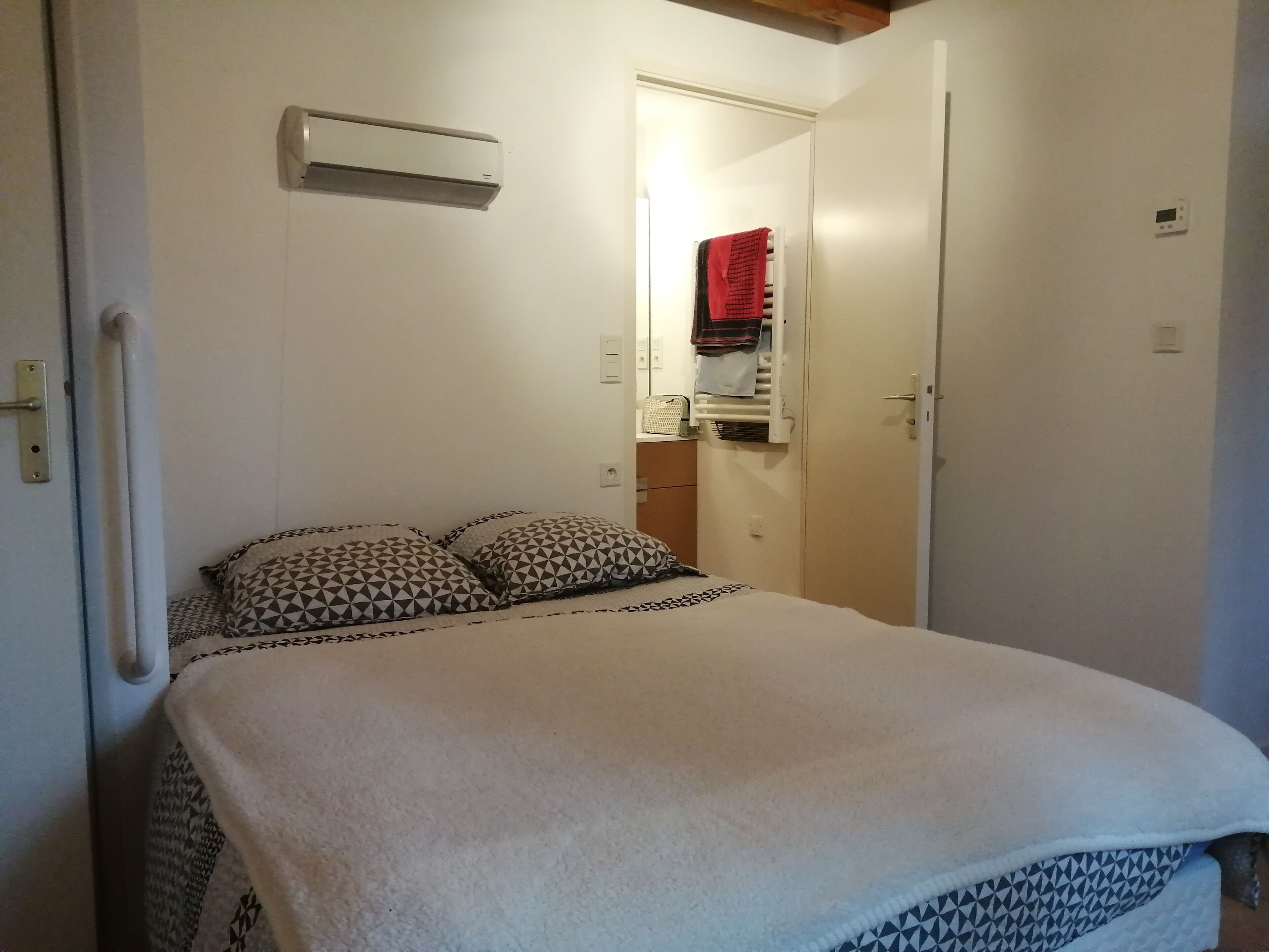 4 slaapkamers, een bureau, een strijkplank/strijkijzer, beddengoed