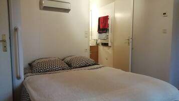 4 chambres, bureau, fer et planche à repasser, draps fournis