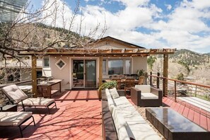 Outdoor dining - Expansive Luxury in Central Home With Downtown Views (Boulder)