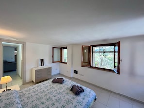 1 chambre, coffres-forts dans les chambres, fer et planche à repasser