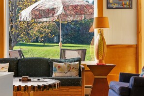 Smart TV, books, stereo