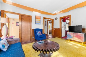 Smart TV, books, stereo - Whimsy Cottage - Perfect ski cottage & discounted lift tickets (North Troy)