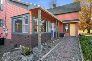 Exterior - Whimsy Cottage - Perfect ski cottage & discounted lift tickets (North Troy)