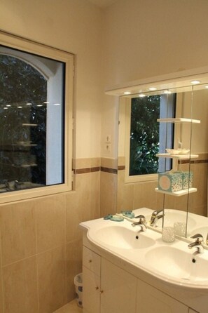 Douche, sèche-cheveux, serviettes fournies, savon