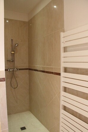 تجهيزات دش، مجففات شعر، مناشف، صابون