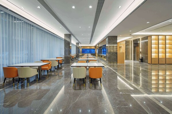 Breakfast, lunch and dinner served - Days Hotel by Wyndham Bishan Chongqing (Chongqing)